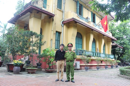 Đồng chí Trung tướng, GS.TS Nguyễn Xuân Yêm, Giám đốc Học viện CSND chụp ảnh lưu niệm cùng ông Võ Điện Biên - con trai cả của Đại tướng.